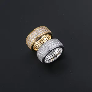 Vista macro dettagliata di anelli hip hop placcati oro e argento con micro pavé di zirconi