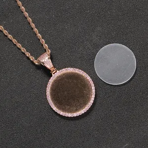 Roségoldener runder Medaillon-Anhänger mit rosa Kristallen und anpassbarer Mitte an Kette