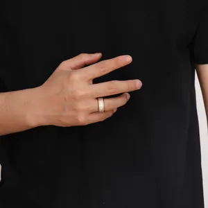 Anello da uomo in stile hip hop placcato oro con tre file di zirconi cubici incastonati a mano