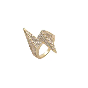 Bague pour homme dorée au design éclair audacieux pavée de zircons cubiques