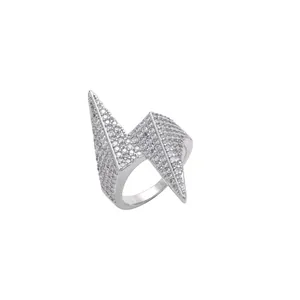 Bague éclair géométrique pour homme ornée de pierres de zircone blanches étincelantes