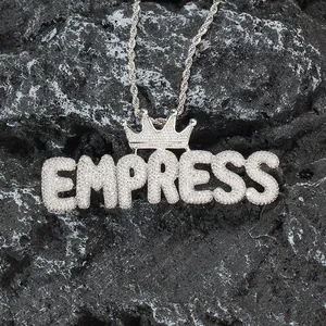 Détail macro du pendentif lettre EMPRESS avec couronne et pierres en zircone cubique