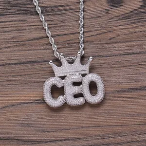 Collier avec pendentif CEO hip hop, couronne sertie et chaîne torsadée sur bois