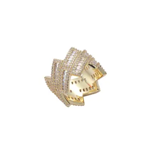 Anello cubano dorato da uomo con zirconi incastonati e design geometrico stile hip-hop