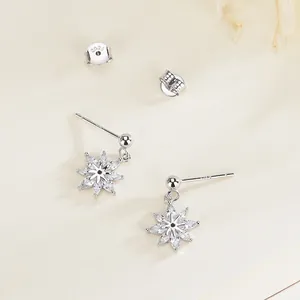 Pendientes de botón de copo de nieve en plata S925 con brillantes circonitas cúbicas