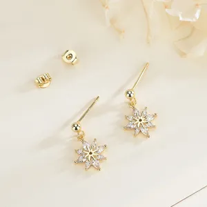 Elegantes pendientes de copo de nieve en plata S925 dorada con cristales de circón