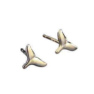 Minimalistische S925 Sterling Silber Walflosse Ohrstecker in Gold Hochglanzpoliert
