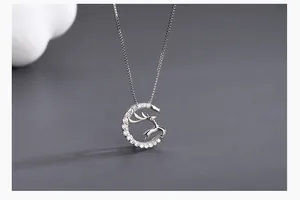 Dettaglio della collana luna e alce in argento S925 con diamanti brillanti fini