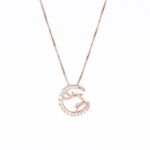 Collana in oro rosa con ciondolo a luna e cervo e diamanti scintillanti per donna elegante