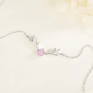 Collier en argent s925 avec pendentif en bois de renne et pierre rose en forme de poire