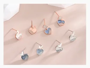 Detailopname van hartvormige oorbellen met gekleurd emaille en ingelegde zirkonia's