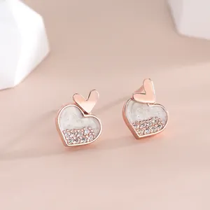 Elegante roségouden dubbele hart oorknopjes met marmeren textuur en micro-pave kristallen