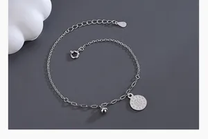 Bracelet en argent sterling S925 avec pendentif rond et gravures d'étoiles en gros plan