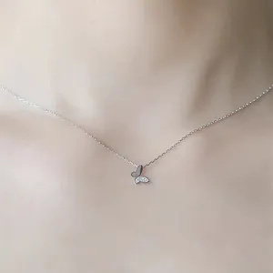 Elegante collar de mariposa en plata S925 con cristales brillantes usado en el cuello