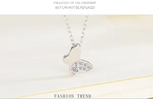 Primer plano de collar mariposa de plata S925 con circonitas y acabado pulido brillante
