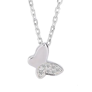 Elegante collar de mariposa en plata de ley S925 con brillantes alas de circonita sobre blanco