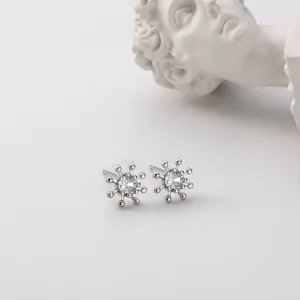Elegantes pendientes de copo de nieve en plata S925 con una gema central brillante