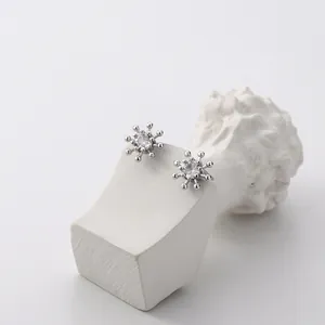 Pendientes de botón copo de nieve en plata de ley S925 con piedra de circonita central