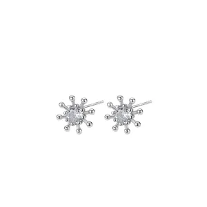 Pendientes de plata S925 con diseño de copo de nieve y circonitas cúbicas brillantes