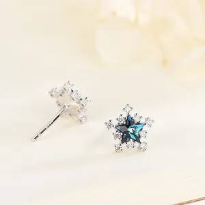Elegante S925 zilveren sneeuwvlok oorbellen met een blauwe ster-vormige zirkoon centraal