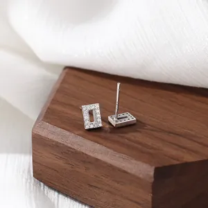 Élégantes boucles d'oreilles carrées évidées en argent S925 avec pavé de zircons