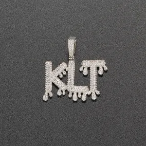 Λεπτομέρεια του ασημένιου hip hop KLT μενταγιόν με εφέ τήξης και ζιργκόν pavé