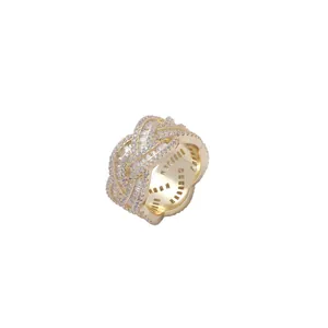 Gouden brede Cubaanse ring met gevlochten zirkonia pavé op een witte achtergrond