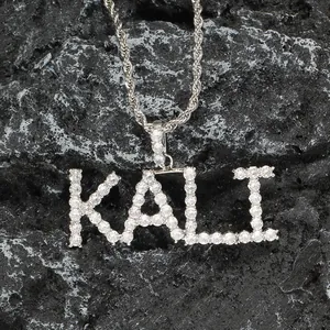 Pendentif lettre KALI serti de zircons cubiques et chaîne torsadée argentée style hip hop