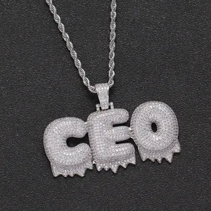 Détail macro du pendentif CEO argenté avec zircons gouttelettes dans un style hip hop