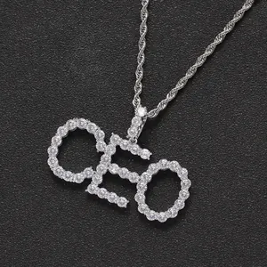 Détail du pendentif CEO en argent serti de zircons blancs avec sa chaîne torsadée style hip hop