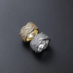 Macro-opname van geweven Cubaanse ringen met goud- en zilverplating en zirkoonstenen