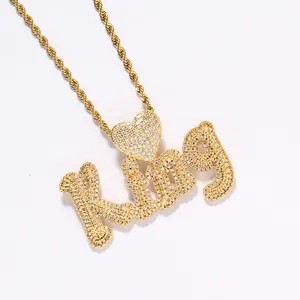Pendentif lettre KING avec flèche de cœur sur chaîne torsadée dorée style hip hop