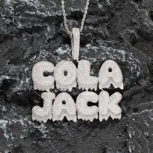 Détail du pendentif hip-hop argenté en lettres bulles avec zircons blancs et effet goutte