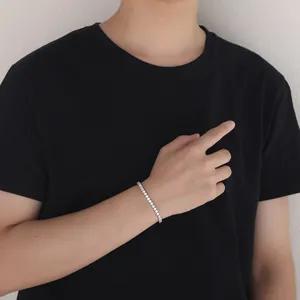 Klassisches 925 Sterling Silber Tennisarmband mit 4mm Zirkonia an einem männlichen Model