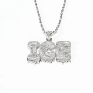 Vue détaillée du pendentif lettre glacé avec pierres de zircone blanche scintillante