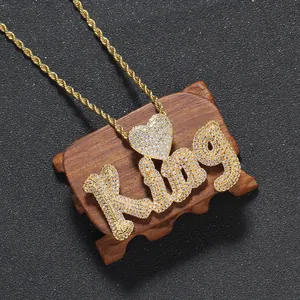 Détail du pendentif lettre King plaqué or avec accent de cœur et zircons brillants