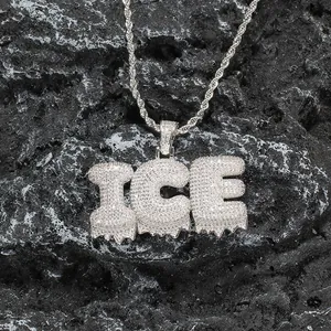 Détail du pendentif ICE argenté avec zircons blancs et effet goutte sur roche noire