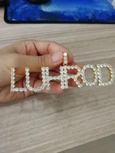 Détail du pendentif personnalisé iced out avec zircons blancs sur monture dorée