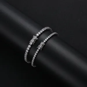 Nahaufnahme von 3mm und 4mm Tennisarmbändern aus Silber mit Zirkonia auf schwarzem Display
