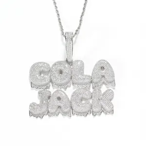 Détail de collier hip hop argenté avec pendentif COLA JACK serti de zirconiums