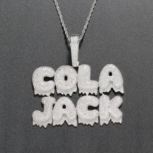 Vue détaillée du pendentif COLA JACK glacé avec écriture fluide et zircons blancs sertis