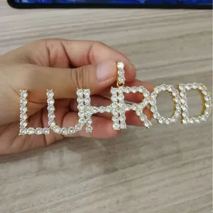 Pendentif doré iced-out avec lettres LUHROD personnalisées et pierres zircon blanc
