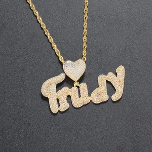 Pendentif cœur et nom Trudy en or avec micro-pavage en zircone sur chaîne torsadée