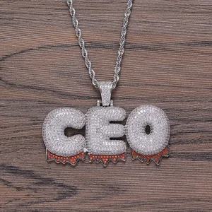 Dettaglio del ciondolo CEO hip hop con gocce rosse e pavé di zirconi bianchi