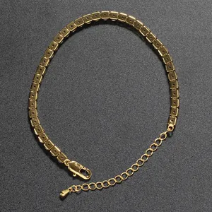 Pulsera tenis dorada de 3mm a 5mm con cadena de extensión ajustable sobre fondo negro