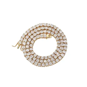 Nahaufnahme der 4mm Gold-Tennis-Kette mit Zirkonia im Prinzessschliff und Verschluss