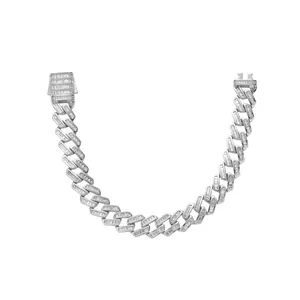 Detaillierte Makroansicht des 12mm Panzerarmbands mit Baguette-Zirkonia-Besatz für Herren