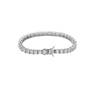 Detailansicht der 4mm Zirkonia-Steine im Quadratschliff und Sicherheitsverschluss der Kette
