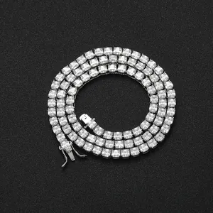 Makroaufnahme einer 4mm Zirkonia-Tenniskette mit Prinzessschliff und Silberbeschichtung