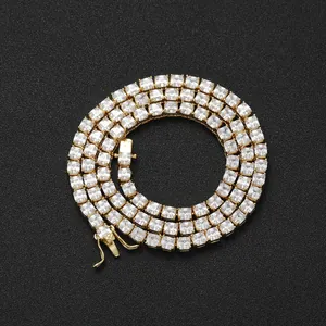Detailansicht der 4mm Gold-Tenniskette mit quadratischen Zirkonia und Kastenverschluss